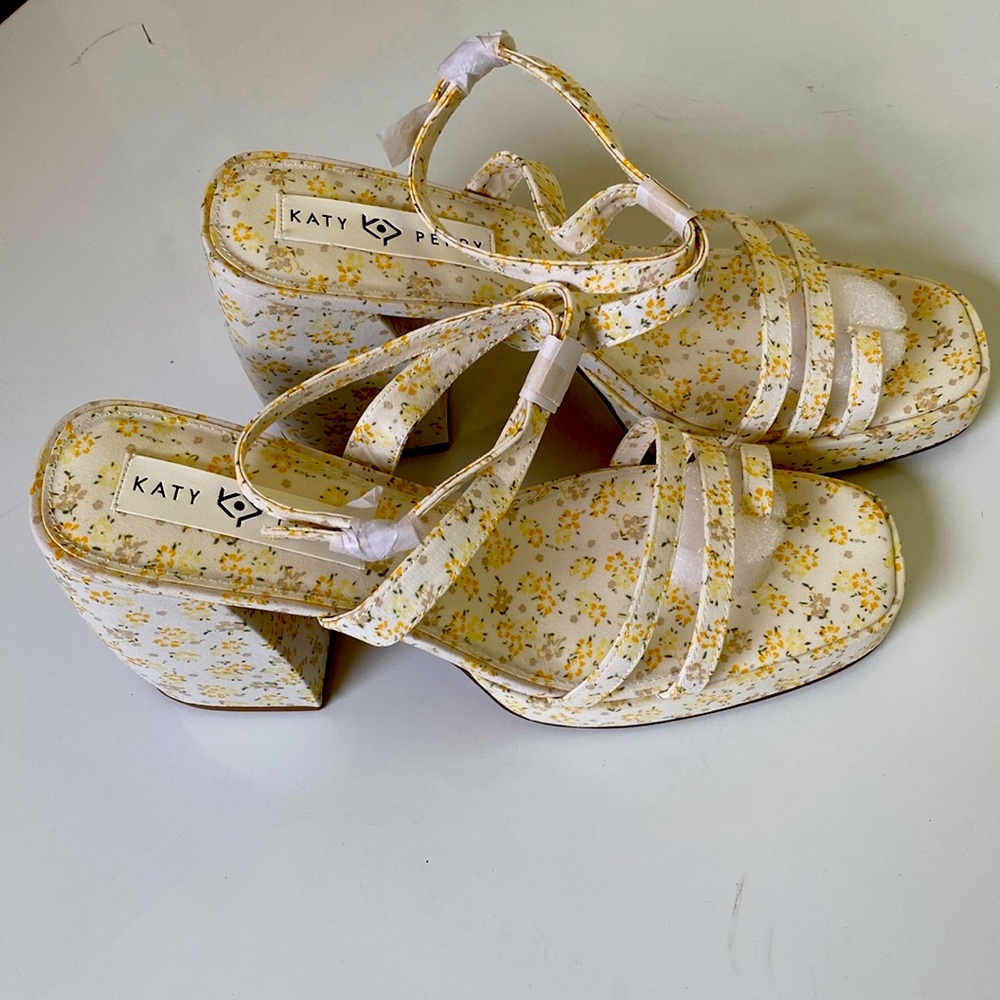Woman’s Shoes - Picture 2 of 8